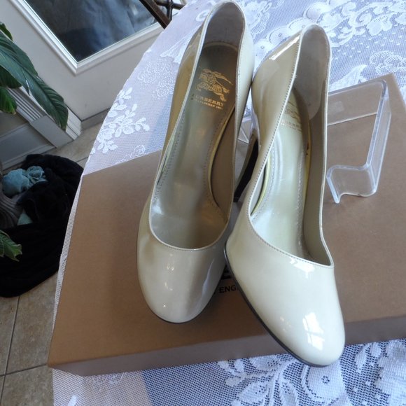 New Burberry Light Green Patent Leather Heeled Pumps Size 36.5 M - Picture 4 of 15